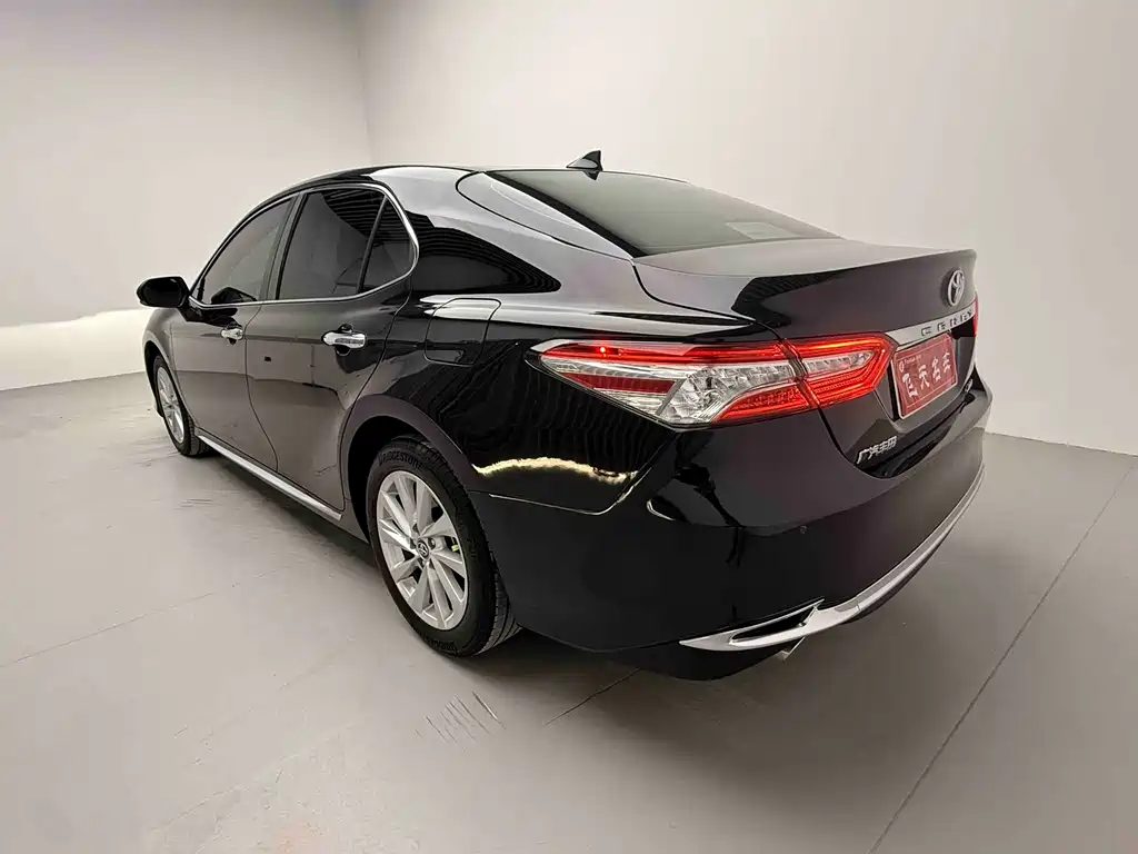 Toyota Camry 2023 — фото 4