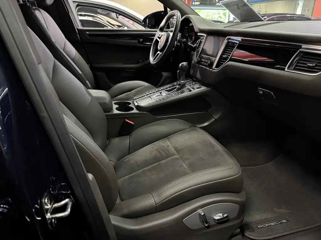 Porsche Macan 2017 — фото 14