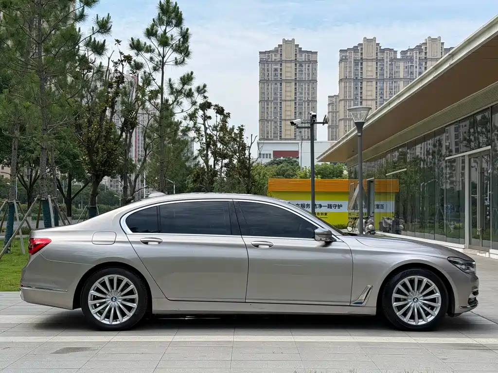 BMW 7 Series 2016 — фото 16