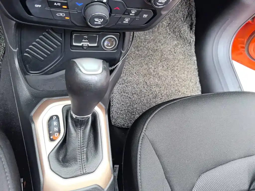 Jeep Renegade 2018 — фото 14