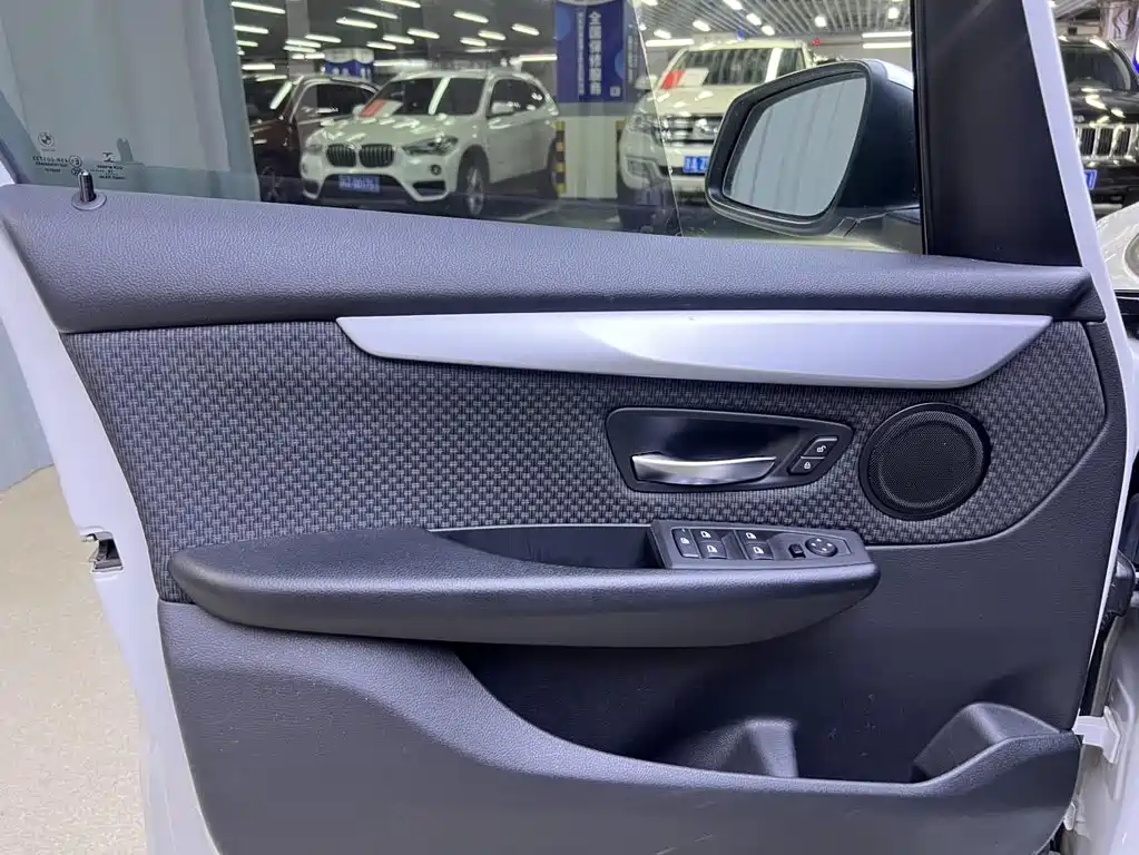 BMW 2 Series Active Tourer 2017 — фото 12