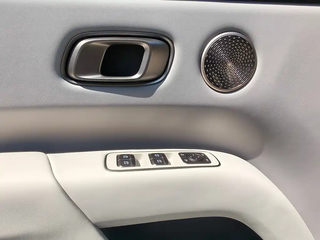 Li Auto i8 2025 — фото 12