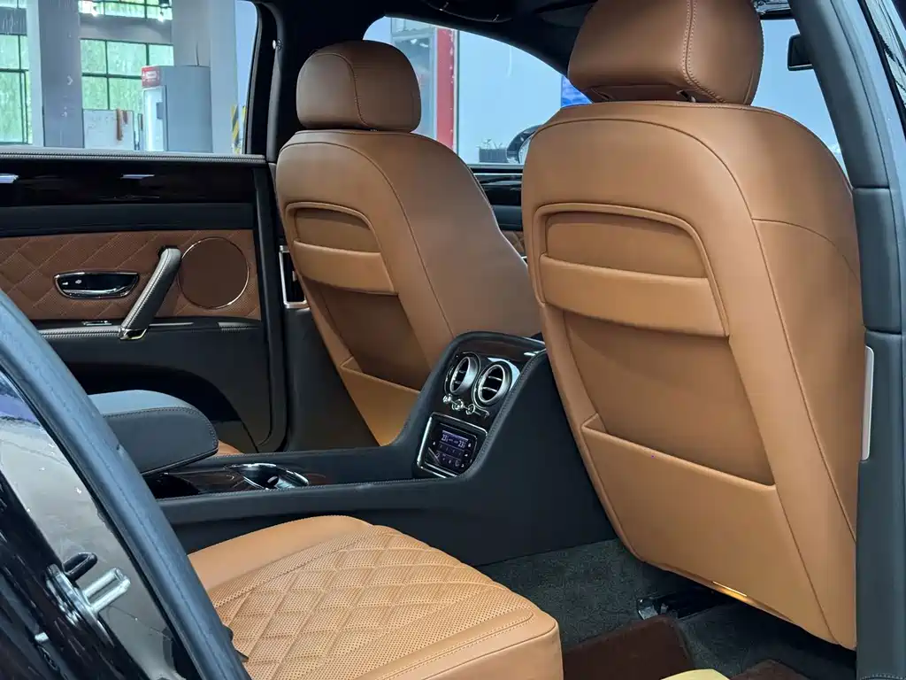 Bentley Flying Spur 2017 — фото 15