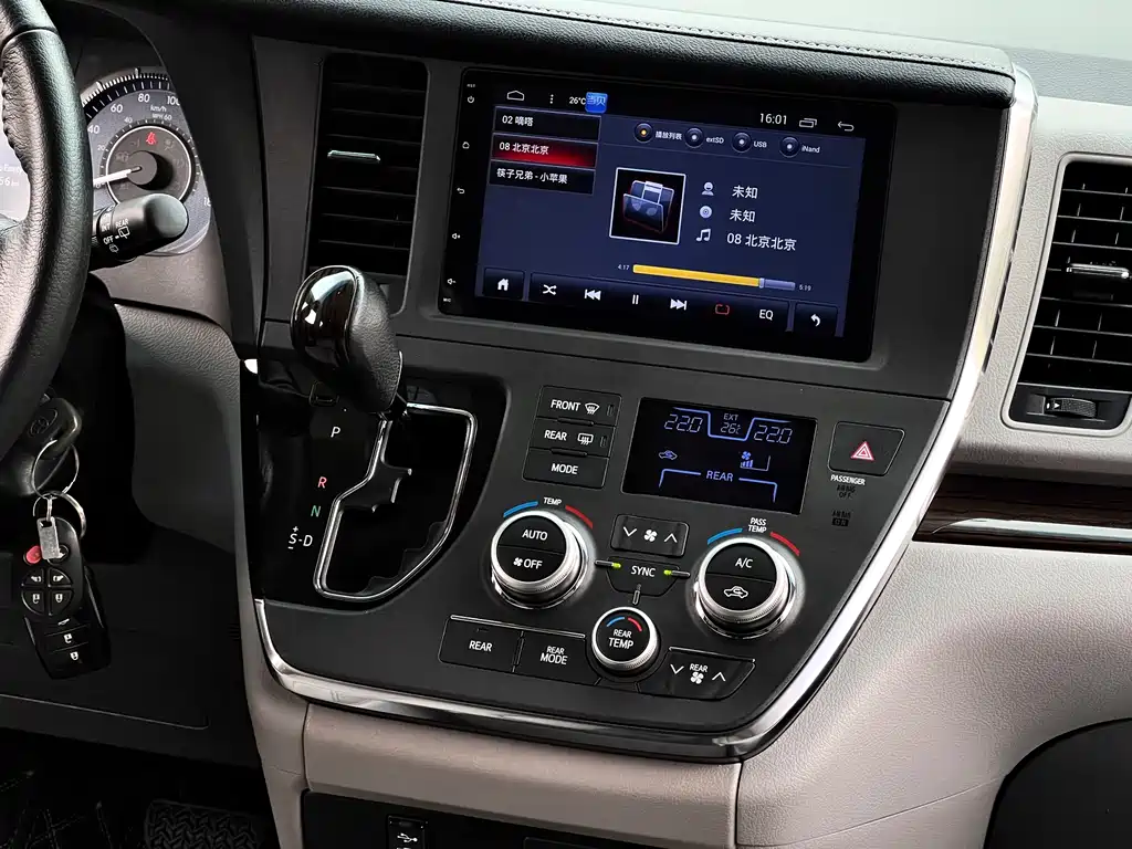 Toyota Sienna 2018 — фото 19