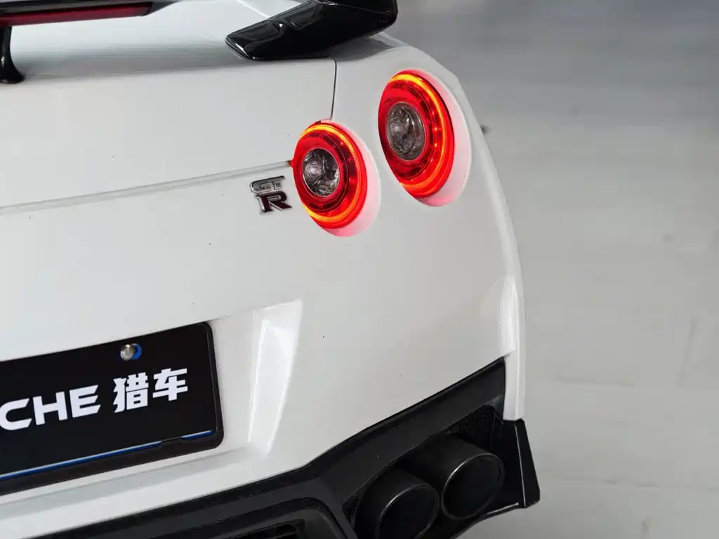 Nissan GT-R 2010 — фото 14