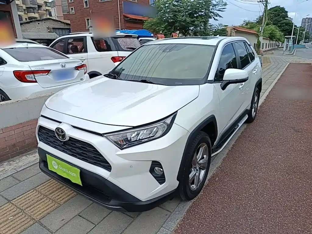 Toyota RAV4 2021 — фото 1