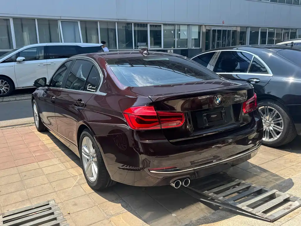 BMW 3 Series 2017 — фото 16