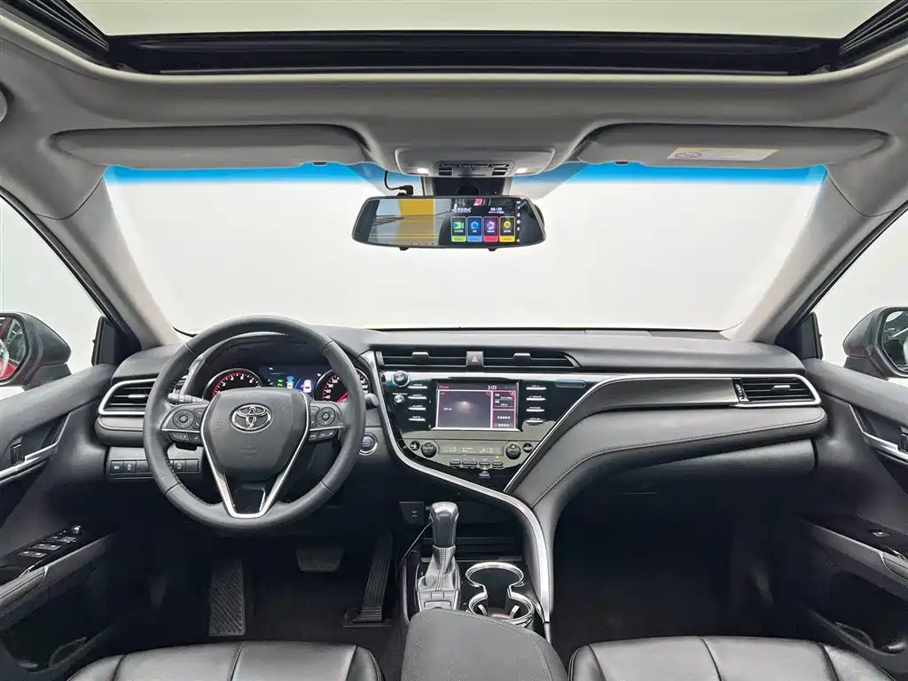 Toyota Camry 2018 — фото 19