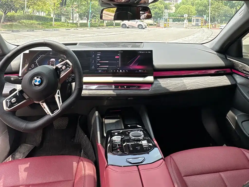 BMW 5 Series 2025 — фото 10