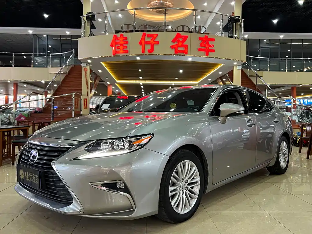 Lexus ES 2018 — фото 1