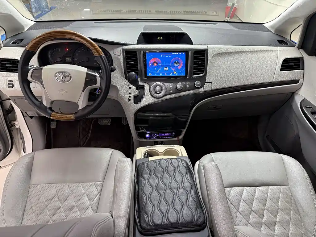 Toyota Sienna 2015 — фото 6