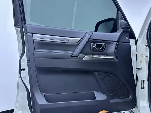 Mitsubishi Pajero 2020