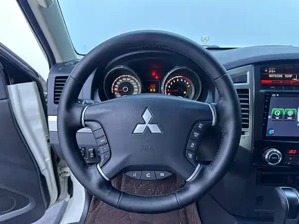 Mitsubishi Pajero 2020