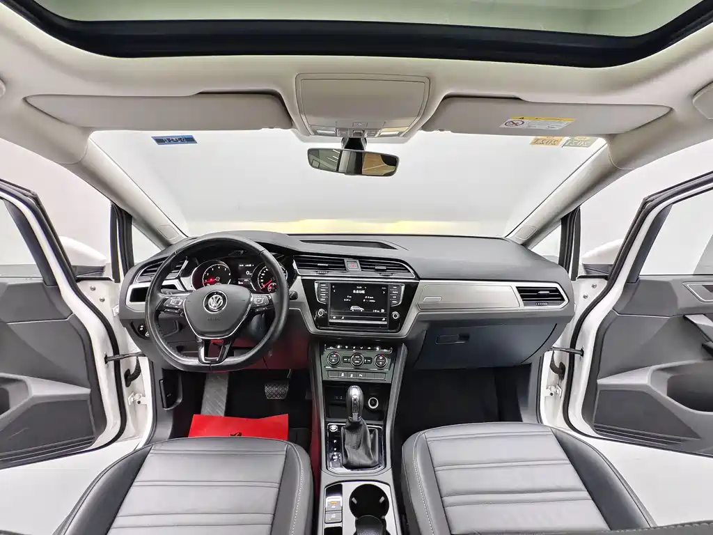 Volkswagen Touran 2018 — фото 14