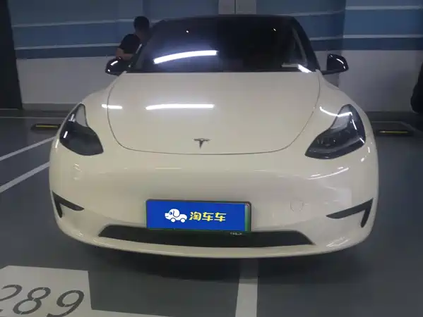 Tesla Model Y 2024