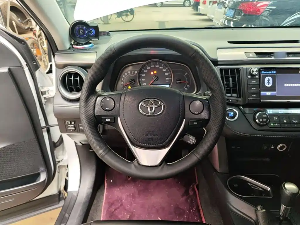 Toyota RAV4 2018 — фото 11