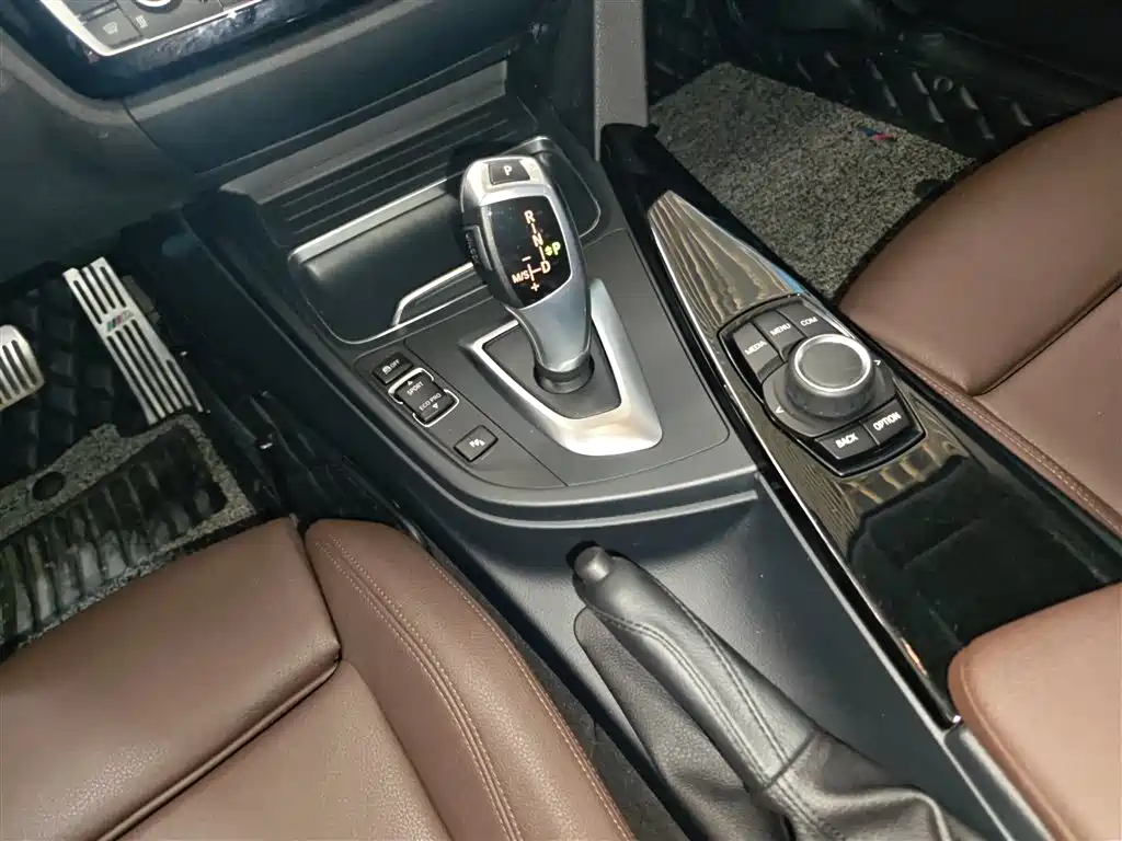 BMW 3 Series 2018 — фото 11