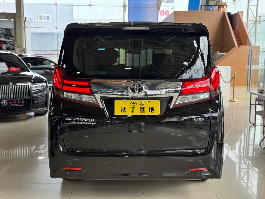 Toyota Alphard 2018 — фото 24