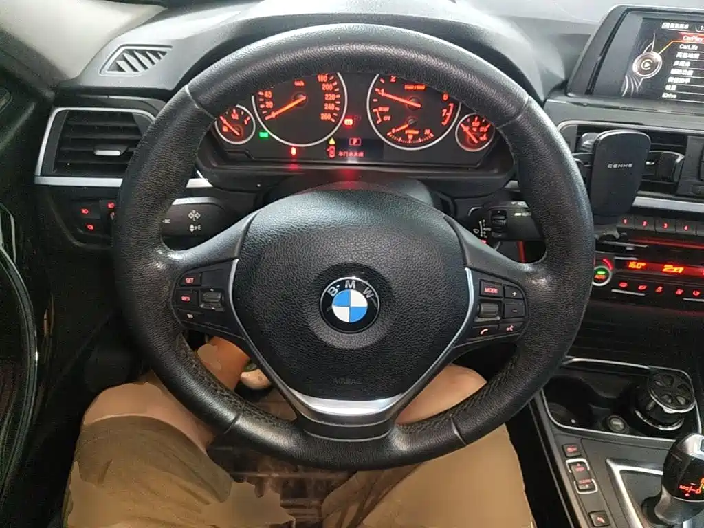 BMW 3 Series 2017 — фото 11