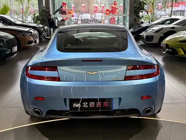 Aston Martin V8 Vantage 2011