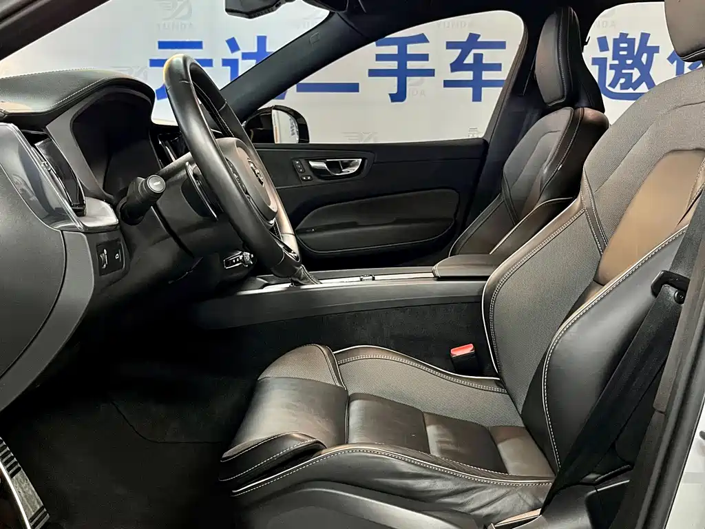 Volvo XC60 2020 — фото 11