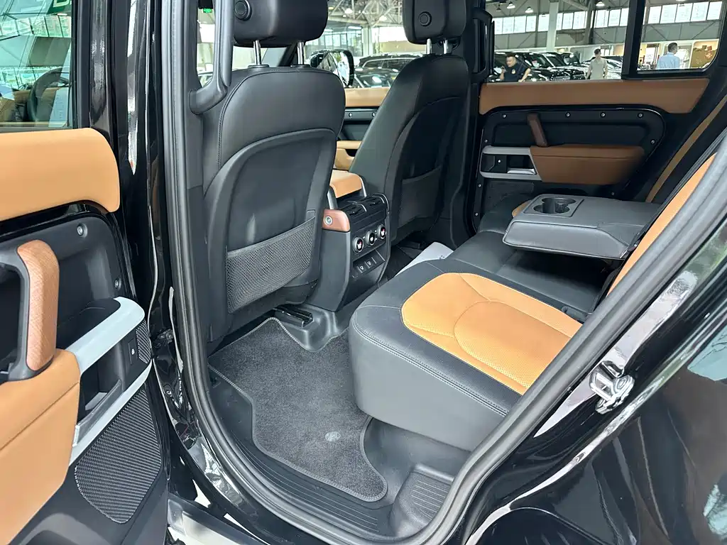 Land Rover Defender 2024 — фото 17