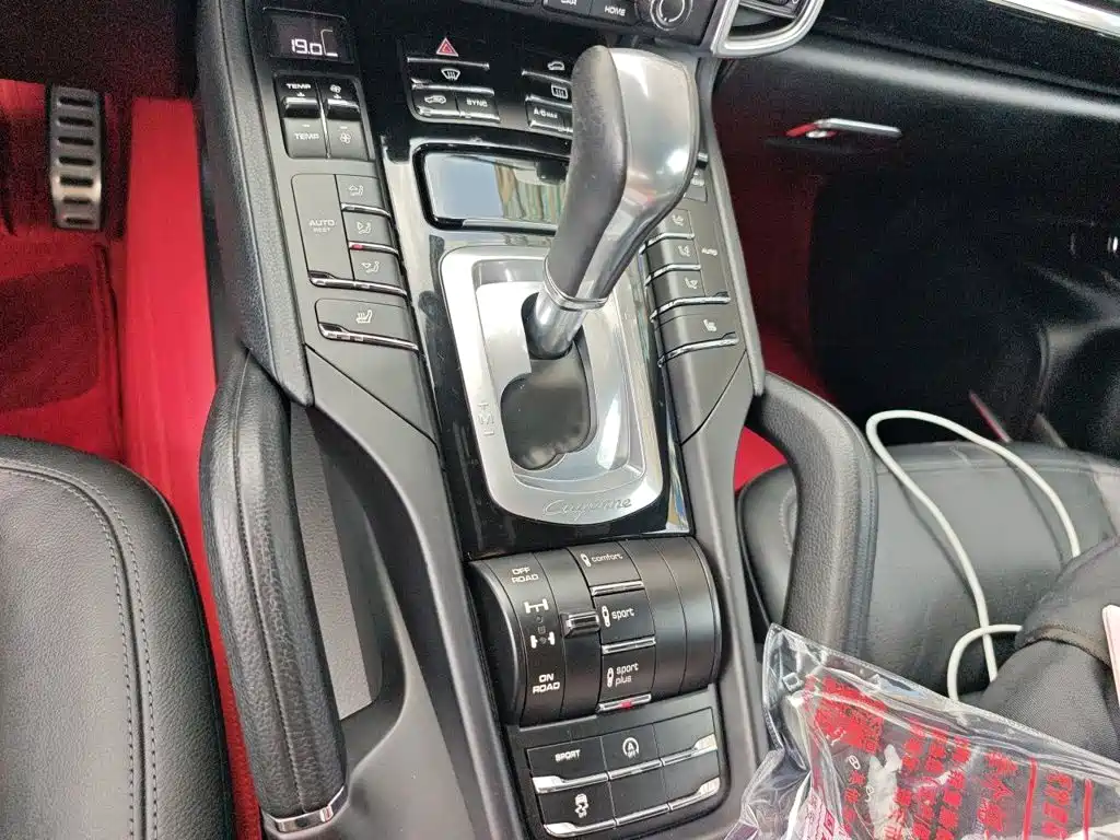 Porsche Cayenne 2017 — фото 15
