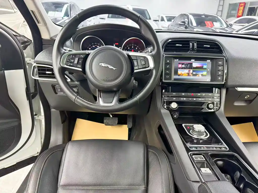 Jaguar F-PACE 2018 — фото 10