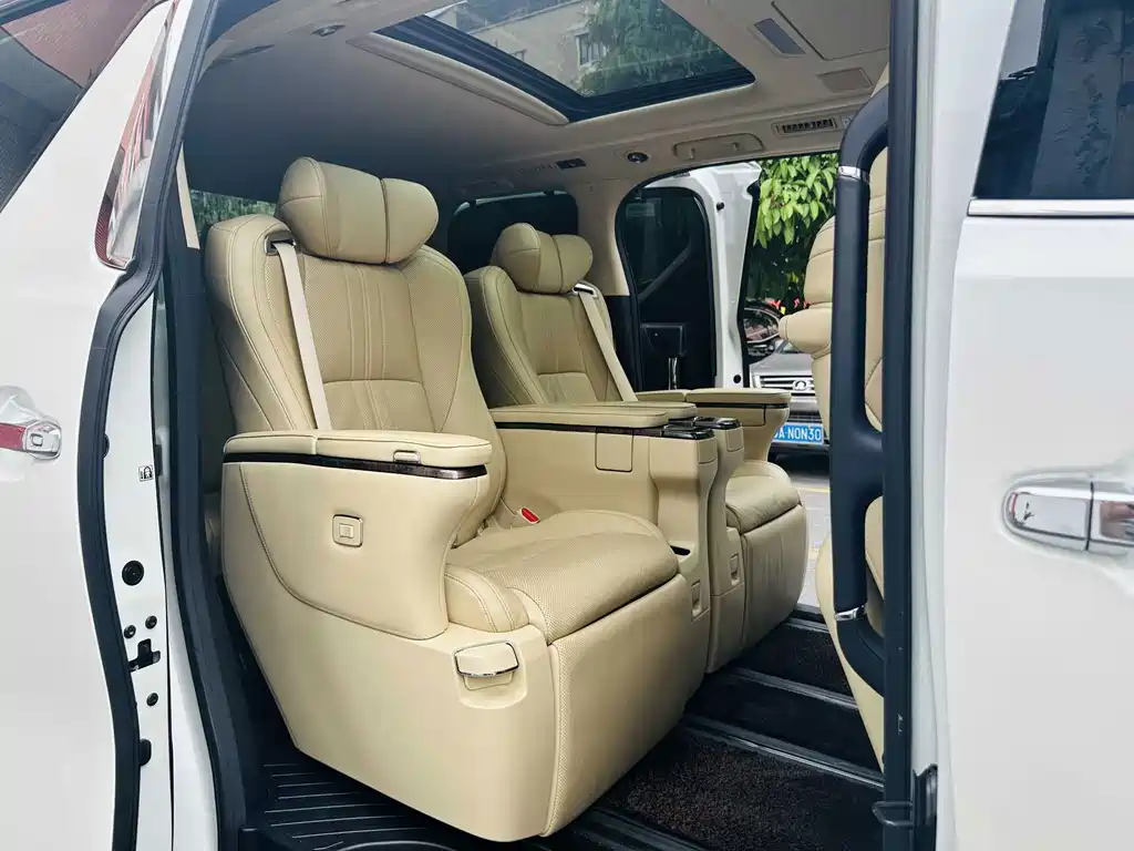 Toyota Alphard 2023 — фото 13