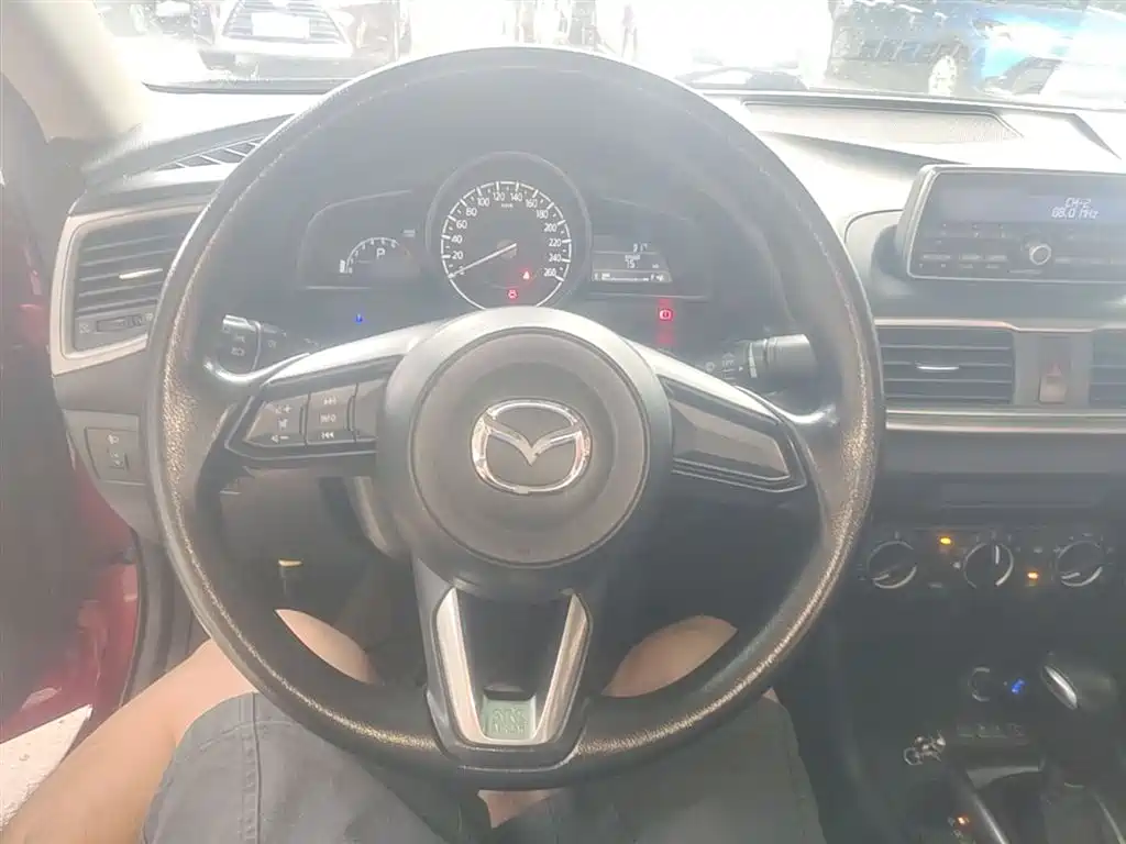 Mazda 3 Axela 2018 — фото 11
