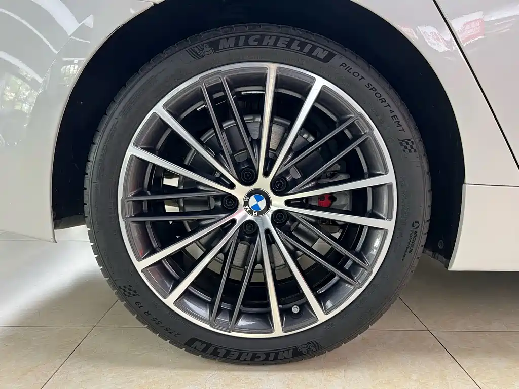 BMW 5 Series 2019 — фото 31