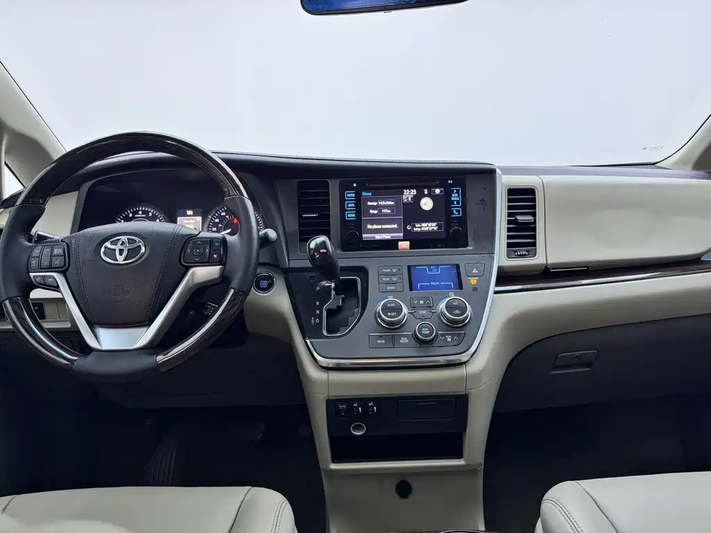 Toyota Sienna 2017 — фото 14