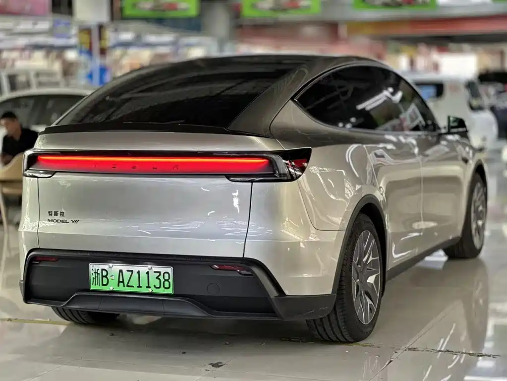 Tesla Model Y L 2025 — фото 7