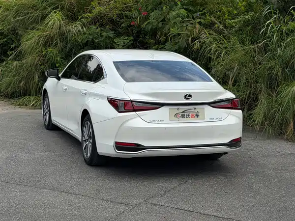 Lexus ES 2022