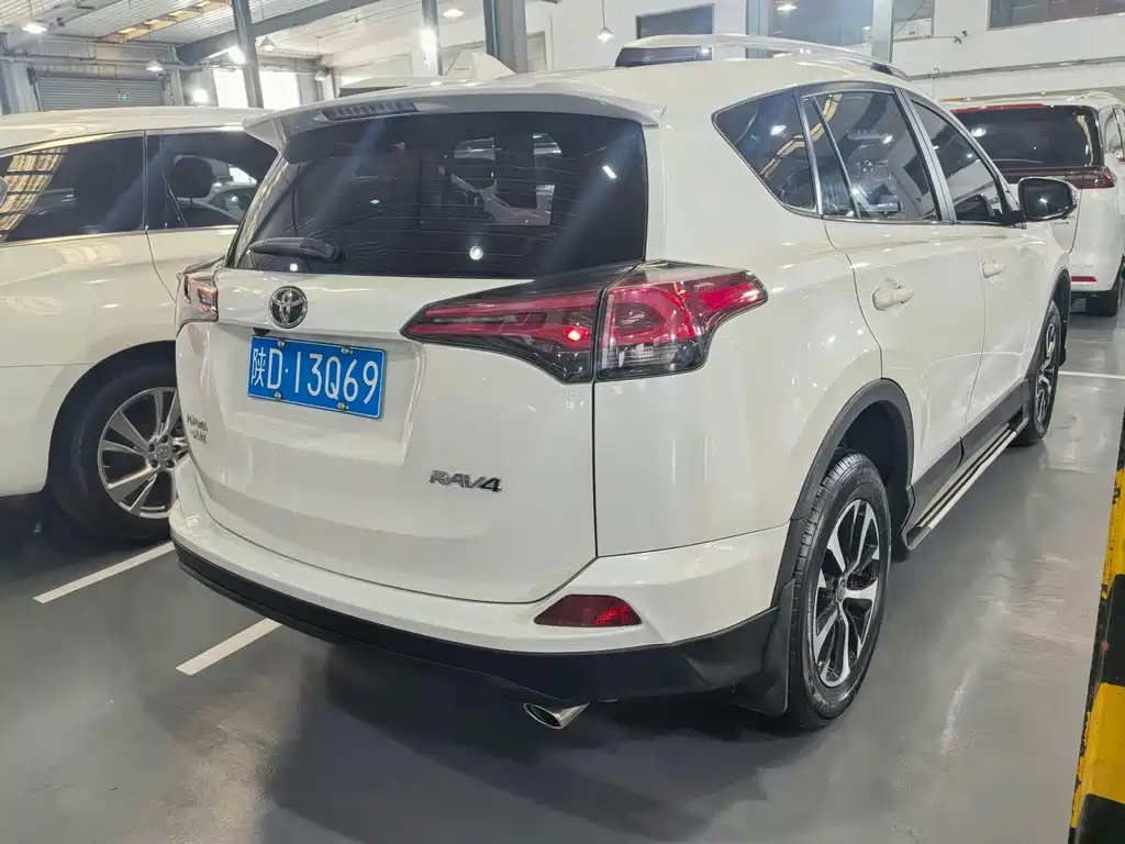 Toyota RAV4 2019 — фото 2