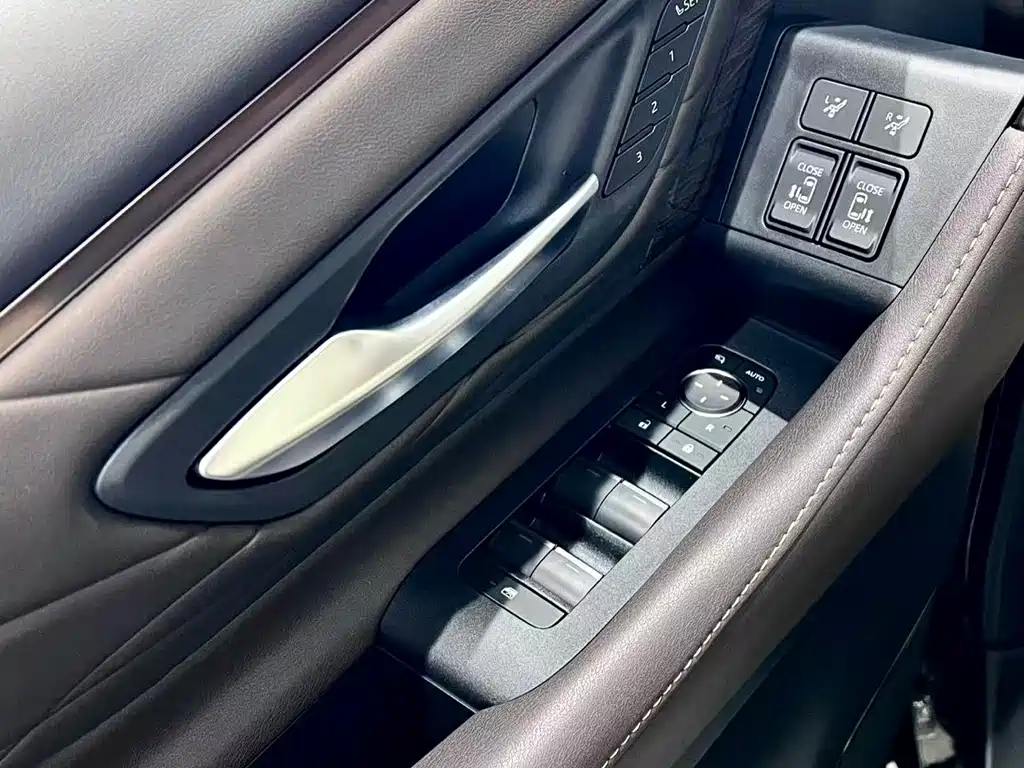 Toyota Alphard — фото 8