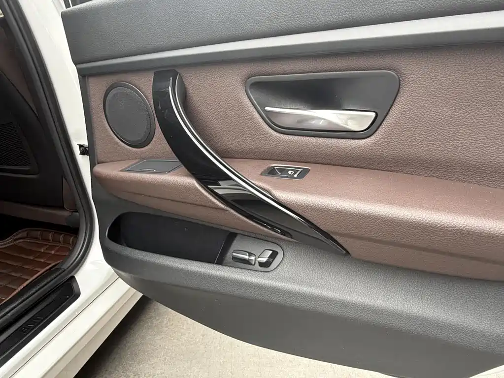 BMW 3 Series 2018 — фото 19