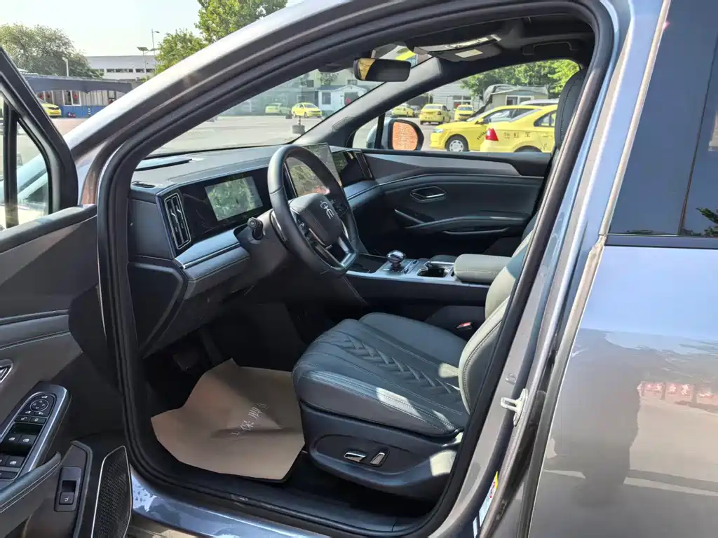 BYD L DM-i 2025 — фото 10