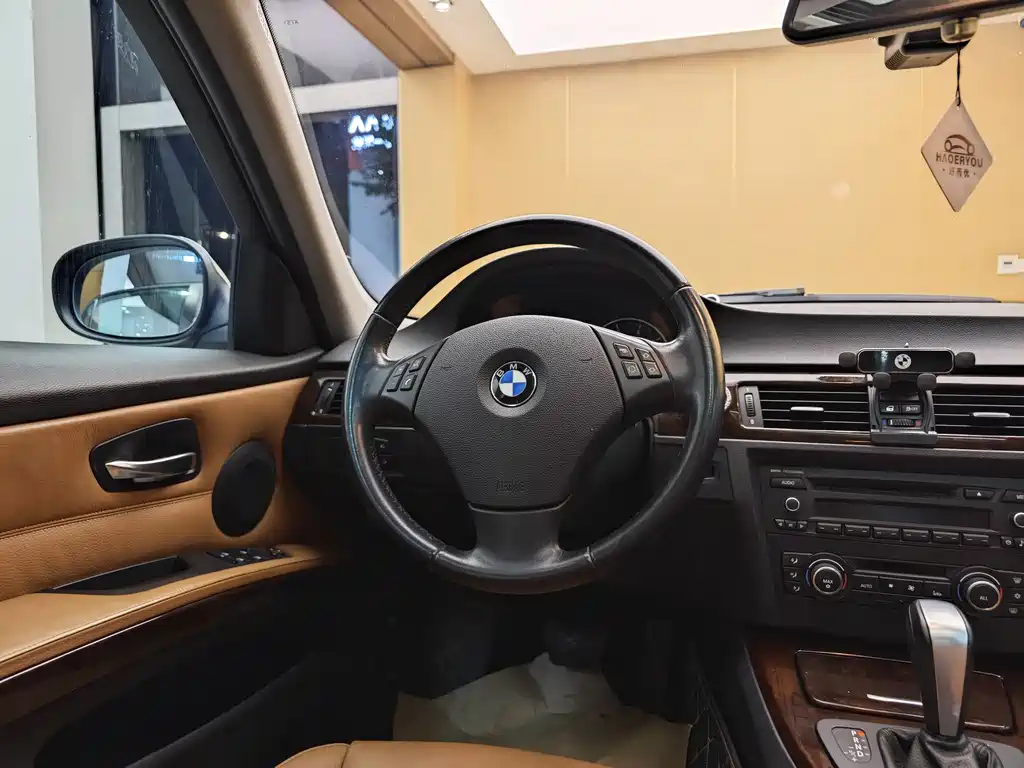 BMW 3 Series 2011 — фото 14