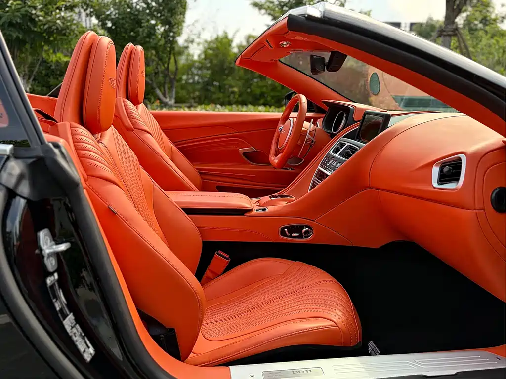 Aston Martin DB11 2023 — фото 18