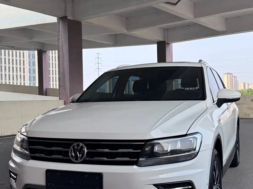 Volkswagen Tiguan L 2018 — фото 1