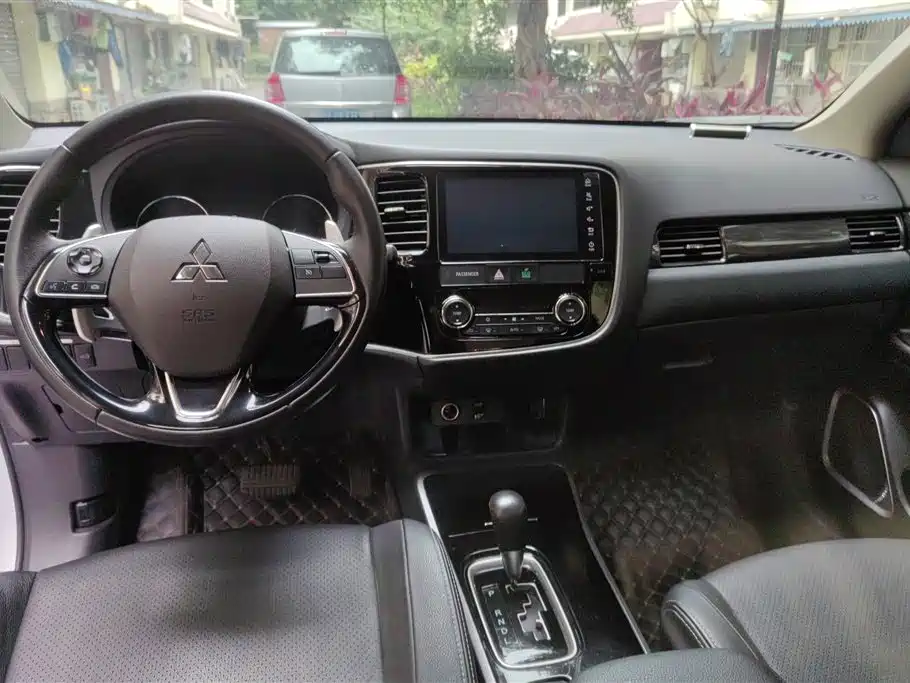 Mitsubishi Outlander 2018 — фото 12