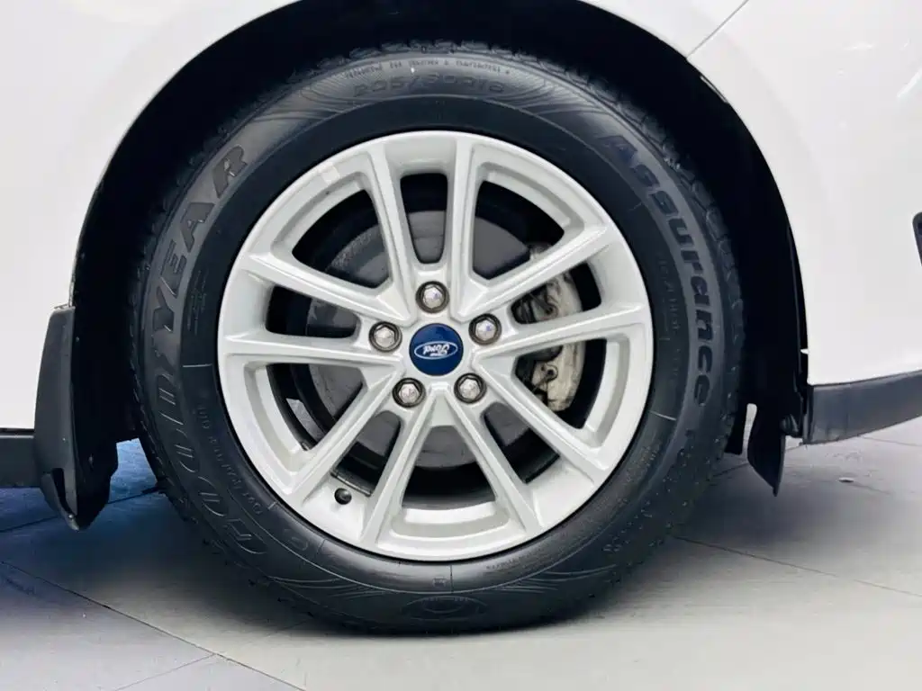 Ford Focus 2018 — фото 10
