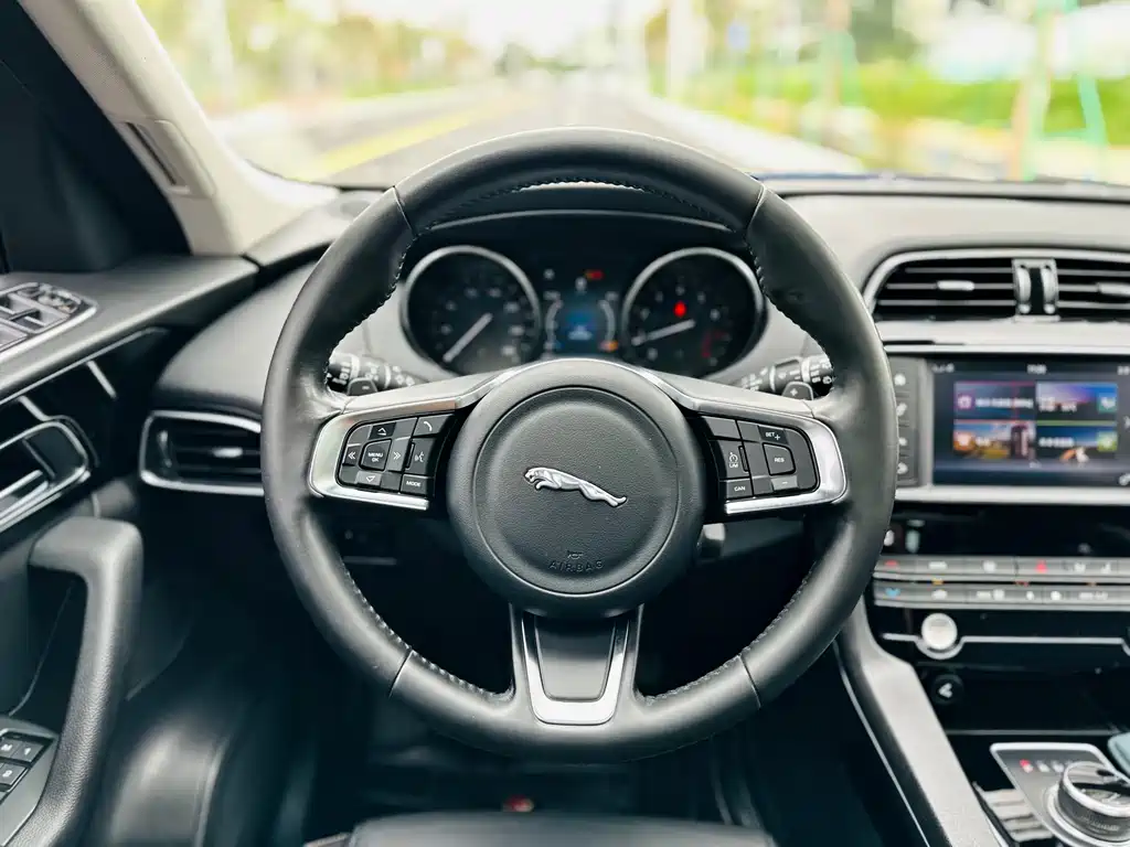 Jaguar F-PACE 2019 — фото 12