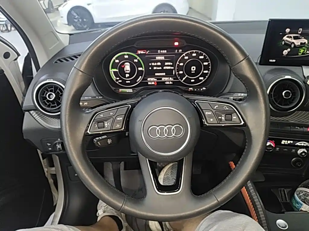 Audi Q2L E-Tron 2020 — фото 11