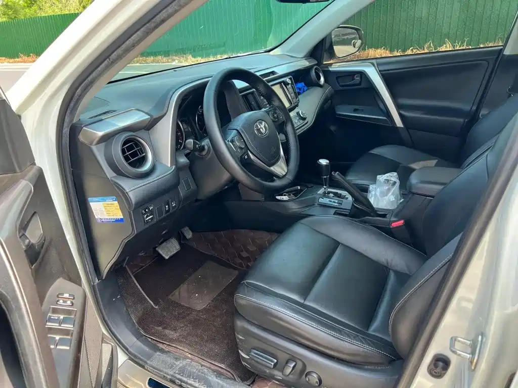 Toyota RAV4 2017 — фото 12