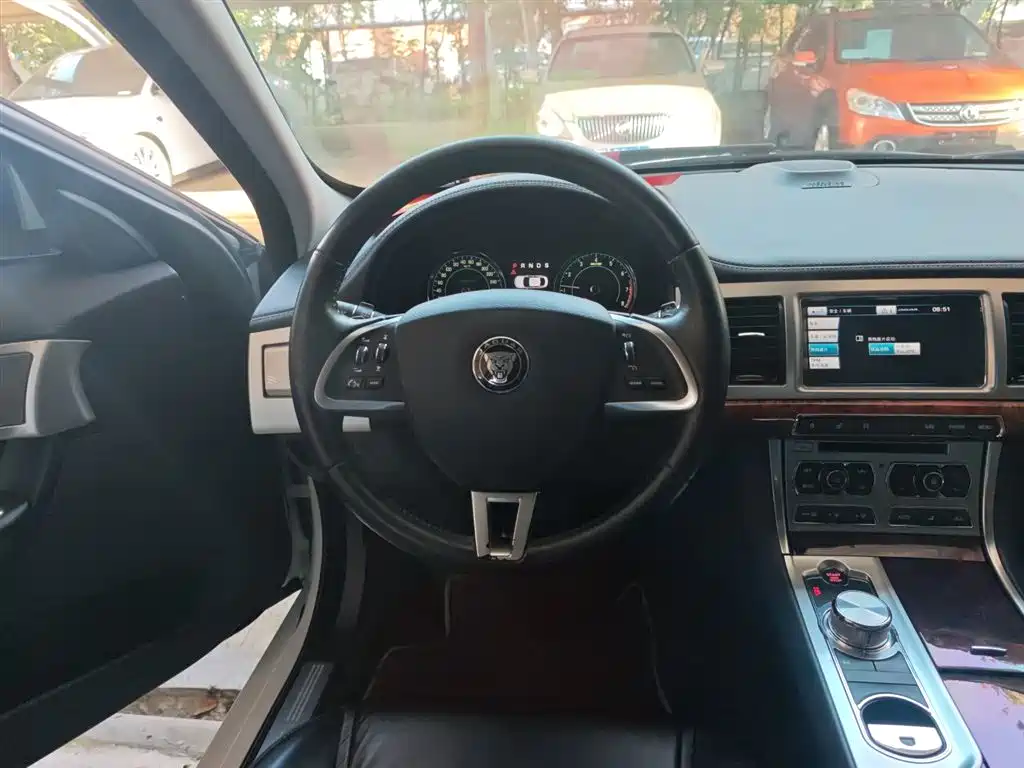 Jaguar XF 2015 — фото 11