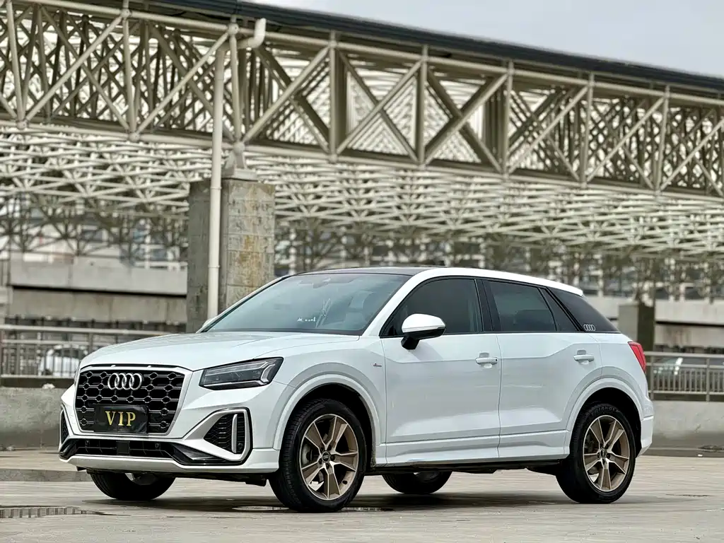 Audi Q2L 2021 — фото 1