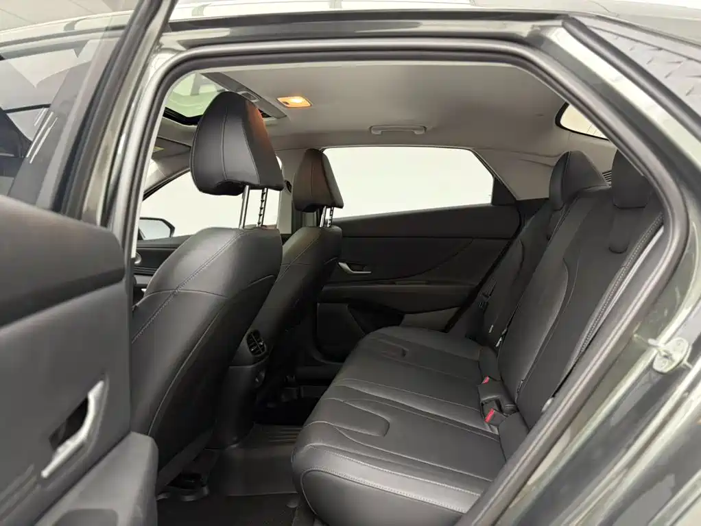 Hyundai Elantra 2023 — фото 16