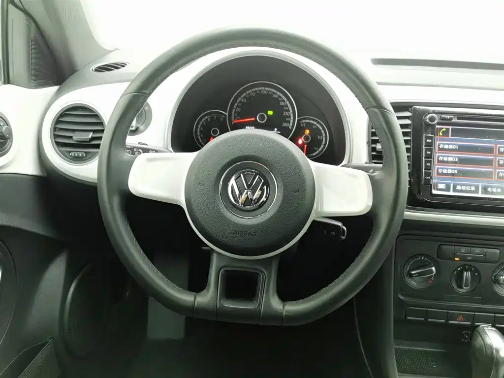 Volkswagen Beetle 2015 — фото 11